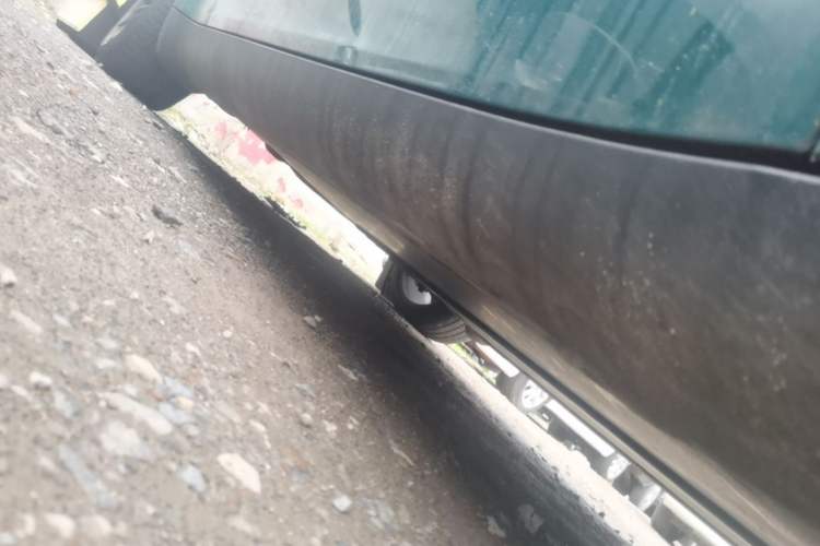 Used Tesla Model Y 2021 Long-Range All-Wheel-Drive Version Right Side Sill