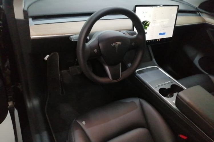 Used Tesla Model Y 2021 Long-Range All-Wheel-Drive Version 3D7 Steering Wheel