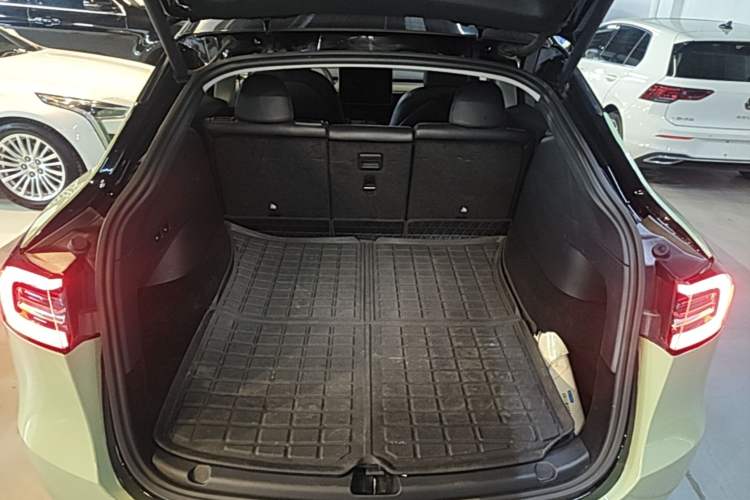 Used Tesla Model Y 2021 Standard Range Rear-Wheel Drive Version Trunk
