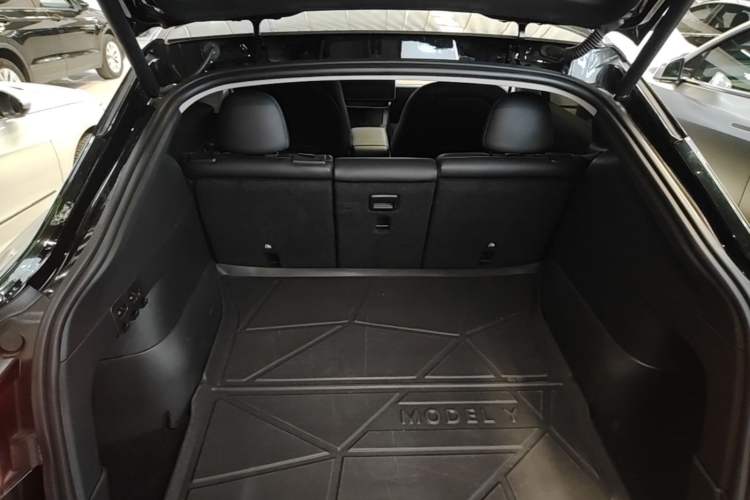 Used Tesla Model Y 2021 Standard Range Rear-Wheel Drive Version Trunk