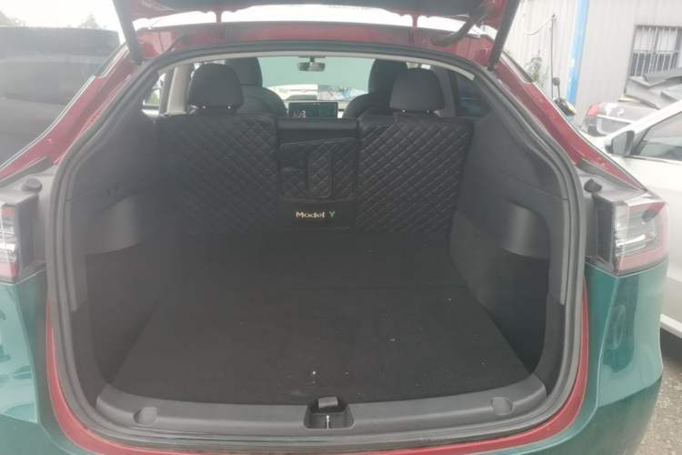 Used Tesla Model Y 2021 Long-Range All-Wheel-Drive Version Trunk