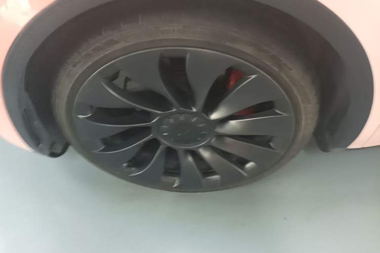 Used Tesla Model Y 2021 Performance High-Performance All-Wheel-Drive Version Left Front Wheel Hub