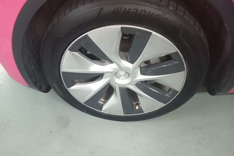 Used Tesla Model Y 2021 Long-Range All-Wheel-Drive Version Left Front Wheel Hub
