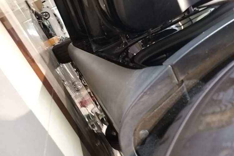 Used Tesla Model Y 2021 Standard Range Rear-Wheel Drive Version Left Side Sill
