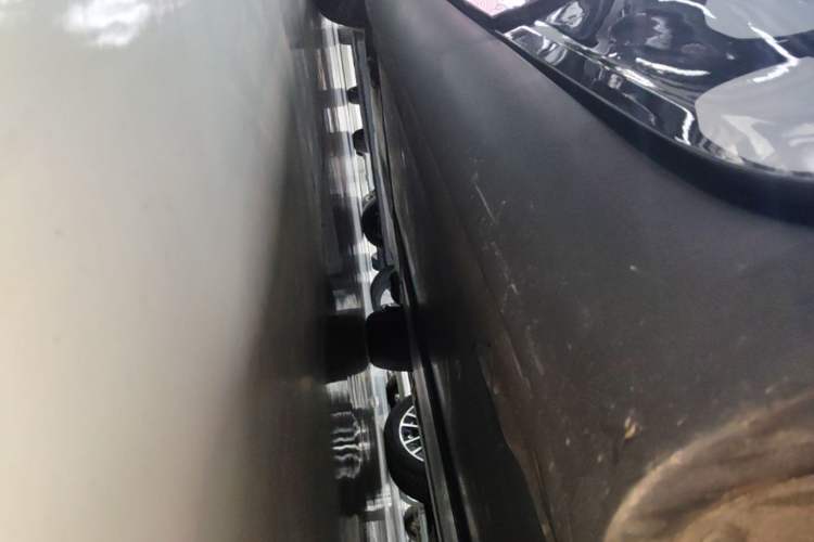 Used Tesla Model Y 2021 Standard Range Rear-Wheel Drive Version Left Side Sill