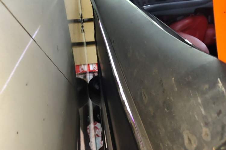 Used Tesla Model Y 2021 Long-Range All-Wheel-Drive Version Right Side Sill