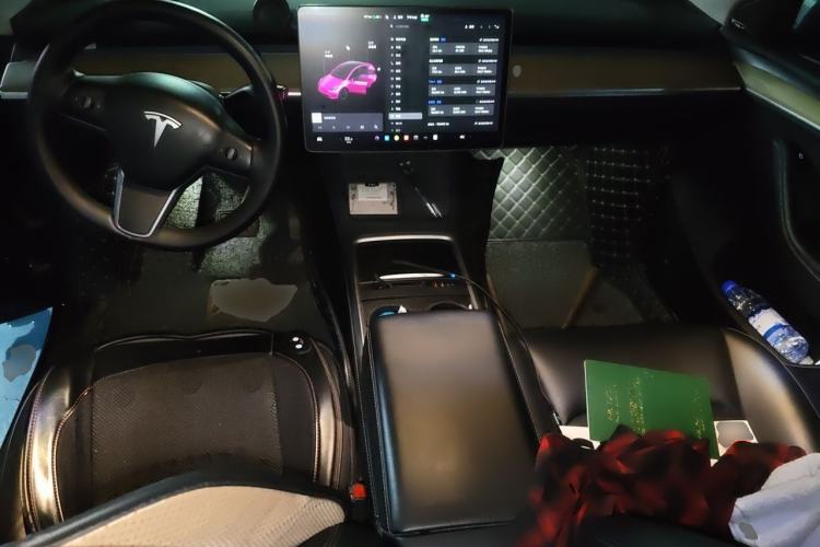 Used Tesla Model Y 2021 Standard Range Rear-Wheel Drive Version Center Console