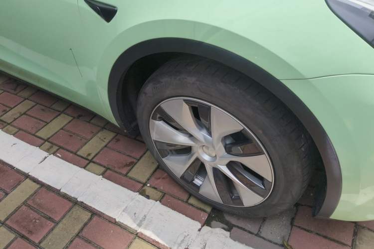 Used Tesla Model Y 2021 Standard Range Rear-Wheel Drive Version Right Front Wheel Hub