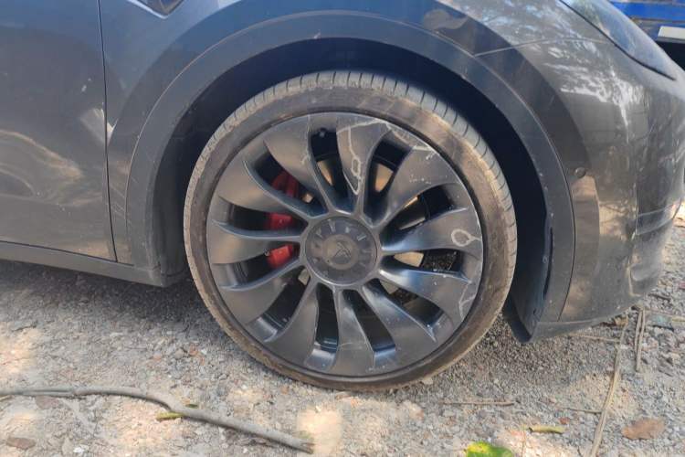 Used Tesla Model Y 2021 Performance High-Performance All-Wheel-Drive Version Right Front Wheel Hub