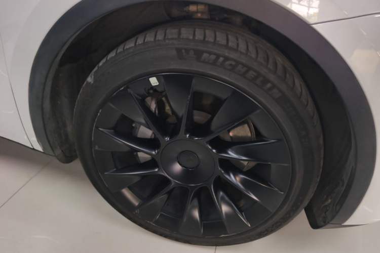 Used Tesla Model Y 2021 Long-Range All-Wheel-Drive Version Right Front Wheel Hub