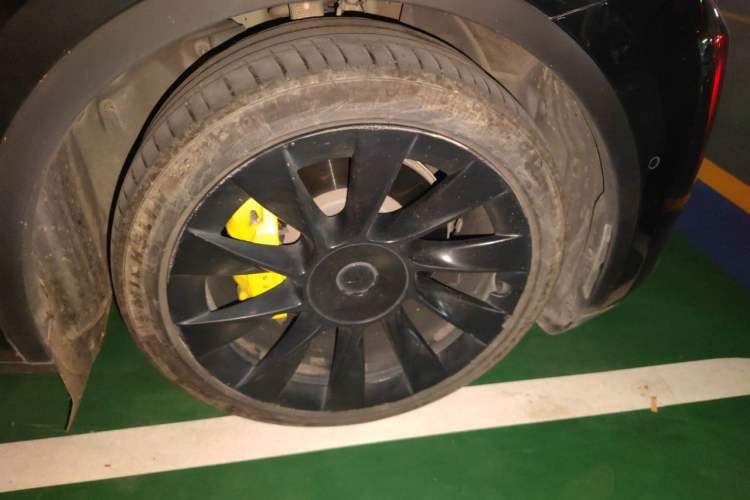 Used Tesla Model Y 2021 Long-Range All-Wheel-Drive Version Right Front Wheel Hub