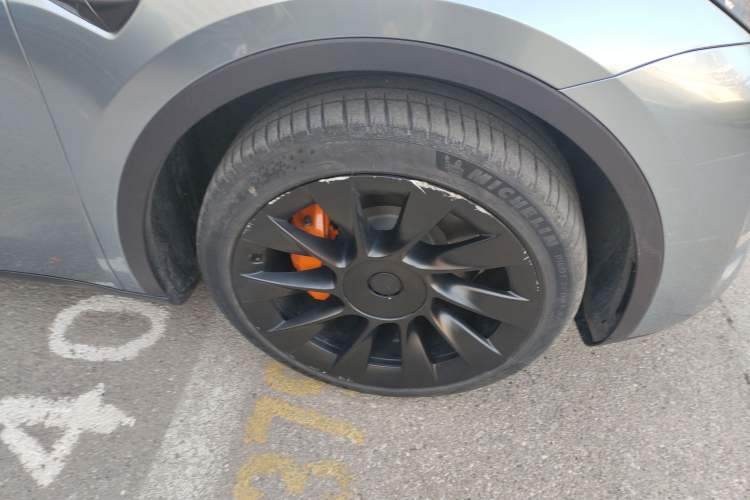 Used Tesla Model Y 2021 Standard Range Rear-Wheel Drive Version Right Front Wheel Hub