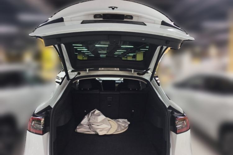 Used Tesla Model Y 2021 Long-Range All-Wheel-Drive Version Trunk