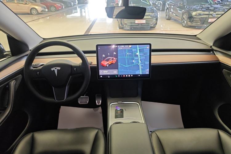 Used Tesla Model Y 2021 Standard Range Rear-Wheel Drive Version Center Console