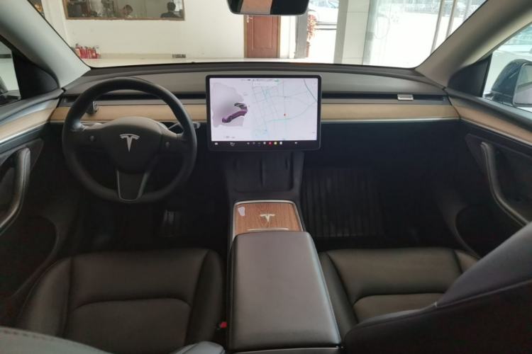 Used Tesla Model Y 2021 Standard Range Rear-Wheel Drive Version Center Console
