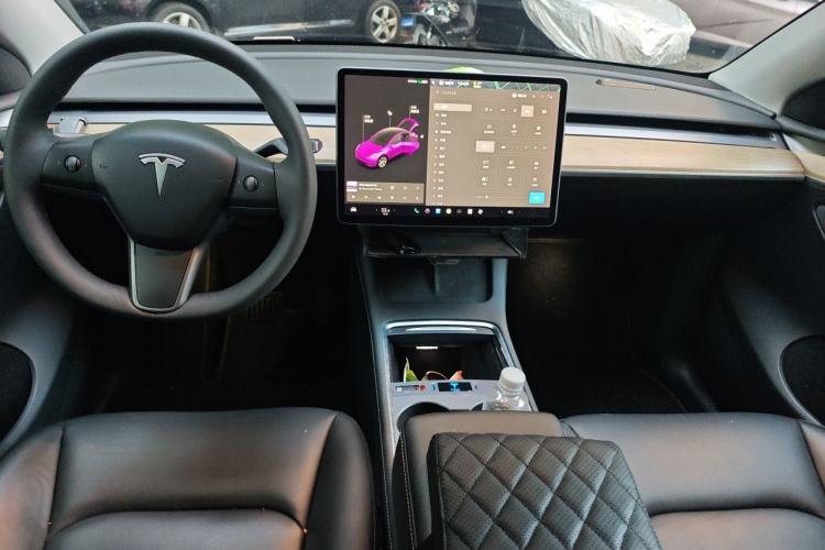 Used Tesla Model Y 2021 Long-Range All-Wheel-Drive Version Center Console