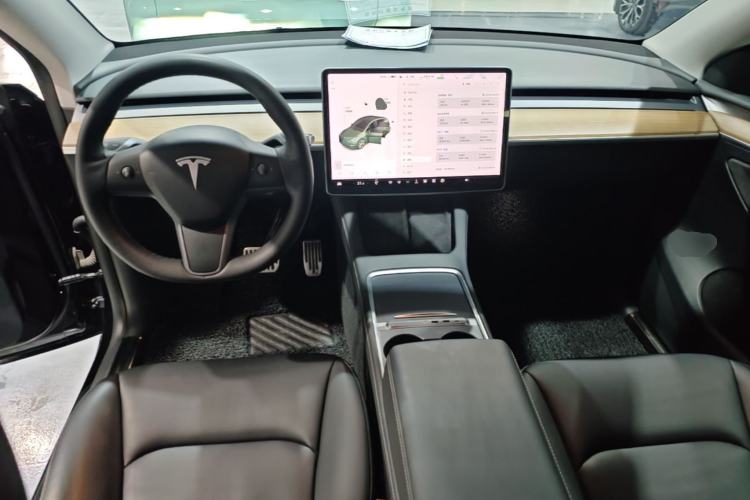 Used Tesla Model Y 2021 Standard Range Rear-Wheel Drive Version Center Console