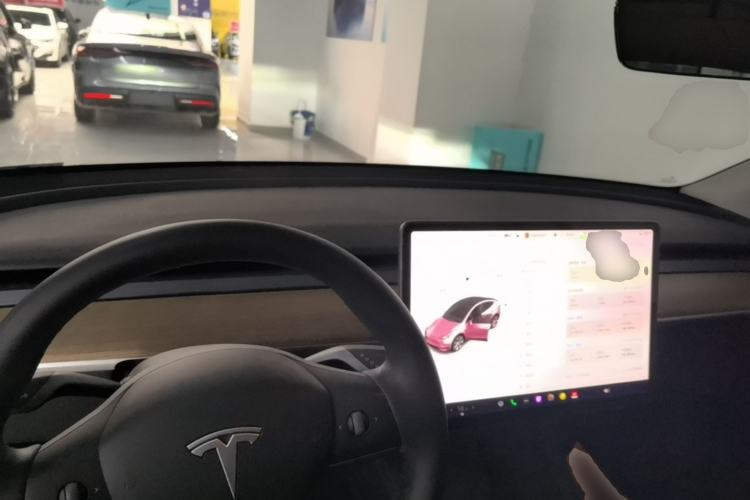 Used Tesla Model Y 2021 Standard Range Rear-Wheel Drive Version Center Console