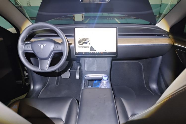 Used Tesla Model Y 2021 Standard Range Rear-Wheel Drive Version Center Console