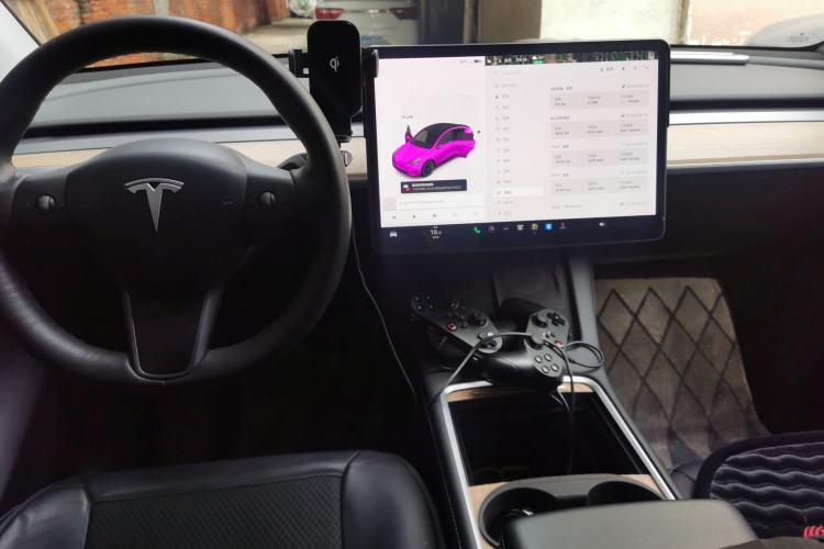 Used Tesla Model Y 2021 Standard Range Rear-Wheel Drive Version Center Console