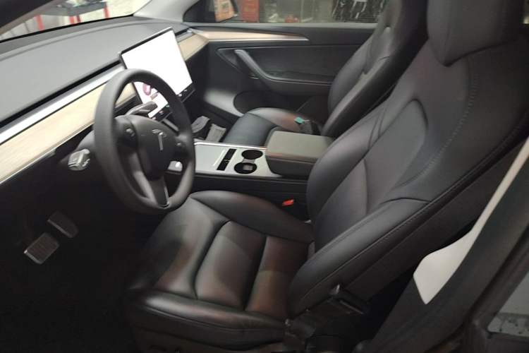Used Tesla Model Y 2021 Standard Range Rear-Wheel Drive Version Left Front Seat