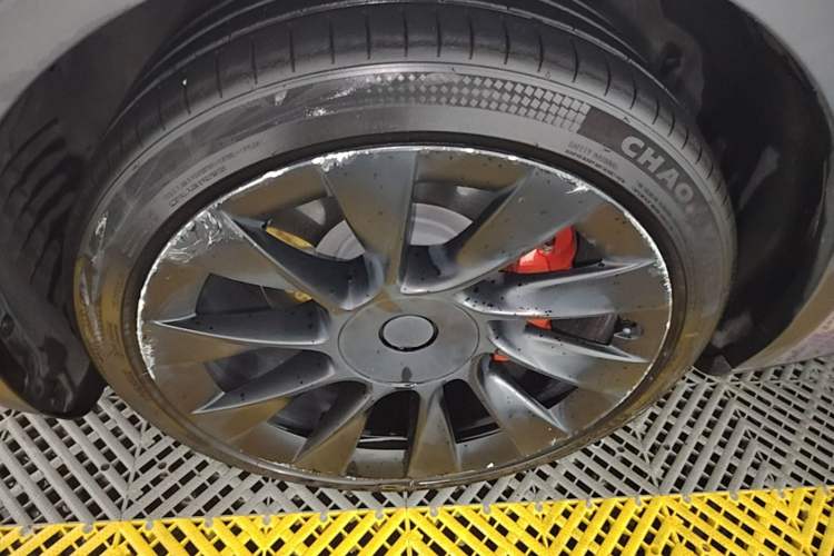 Used Tesla Model Y 2021 Standard Range Rear-Wheel Drive Version Left Front Wheel Hub