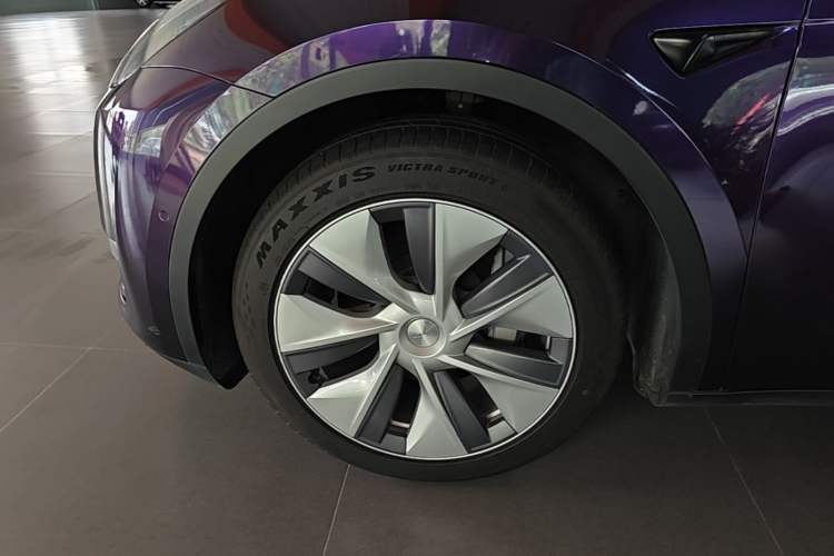 Used Tesla Model Y 2021 Standard Range Rear-Wheel Drive Version Left Front Wheel Hub
