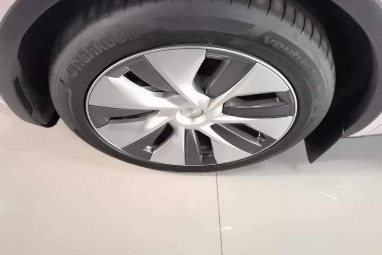 Used Tesla Model Y 2021 Standard Range Rear-Wheel Drive Version Left Front Wheel Hub