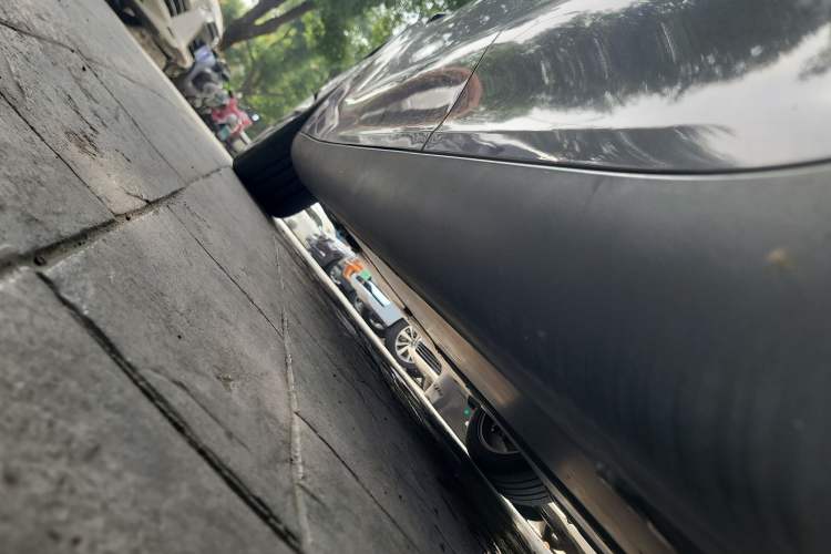 Used Tesla Model Y 2021 Standard Range Rear-Wheel Drive Version Left Side Sill