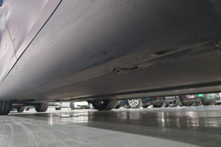Used Tesla Model Y 2021 Standard Range Rear-Wheel Drive Version Left Side Sill