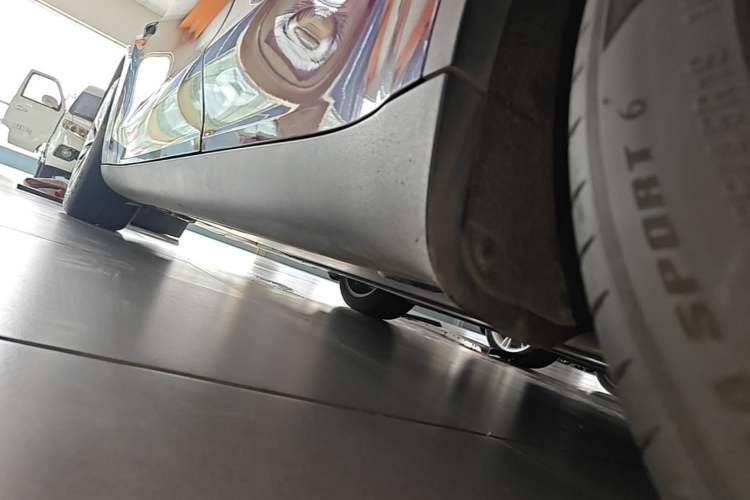 Used Tesla Model Y 2021 Standard Range Rear-Wheel Drive Version Left Side Sill