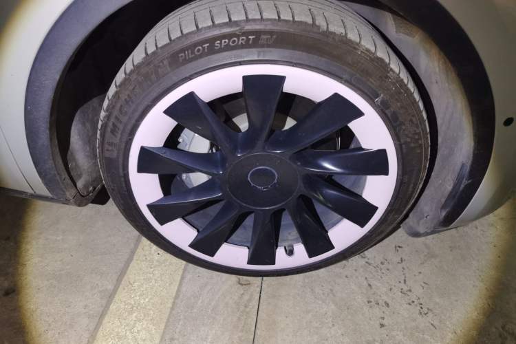 Used Tesla Model Y 2021 Standard Range Rear-Wheel Drive Version Right Front Wheel Hub
