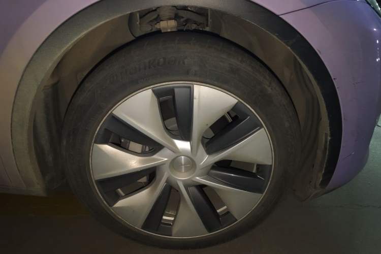 Used Tesla Model Y 2021 Standard Range Rear-Wheel Drive Version Right Front Wheel Hub