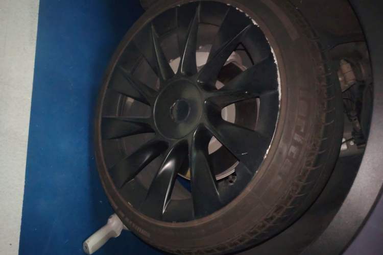 Used Tesla Model Y 2021 Standard Range Rear-Wheel Drive Version Right Front Wheel Hub