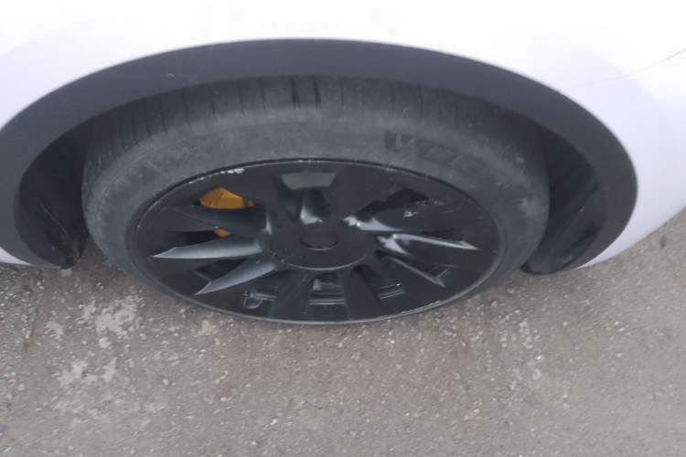 Used Tesla Model Y 2021 Standard Range Rear-Wheel Drive Version Right Front Wheel Hub