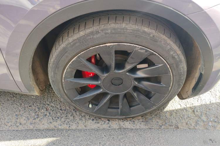 Used Tesla Model Y 2021 Standard Range Rear-Wheel Drive Version Right Front Wheel Hub