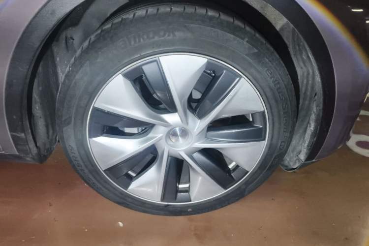 Used Tesla Model Y 2021 Standard Range Rear-Wheel Drive Version Right Front Wheel Hub