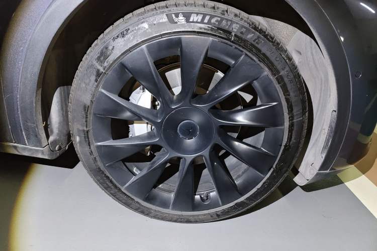 Used Tesla Model Y 2021 Standard Range Rear-Wheel Drive Version Right Front Wheel Hub