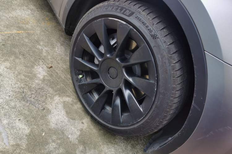Used Tesla Model Y 2021 Standard Range Rear-Wheel Drive Version Right Front Wheel Hub