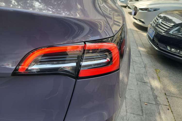 Used Tesla Model Y 2021 Standard Range Rear-Wheel Drive Version Right Rear Taillight