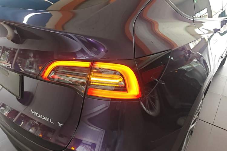 Used Tesla Model Y 2021 Standard Range Rear-Wheel Drive Version Right Rear Taillight