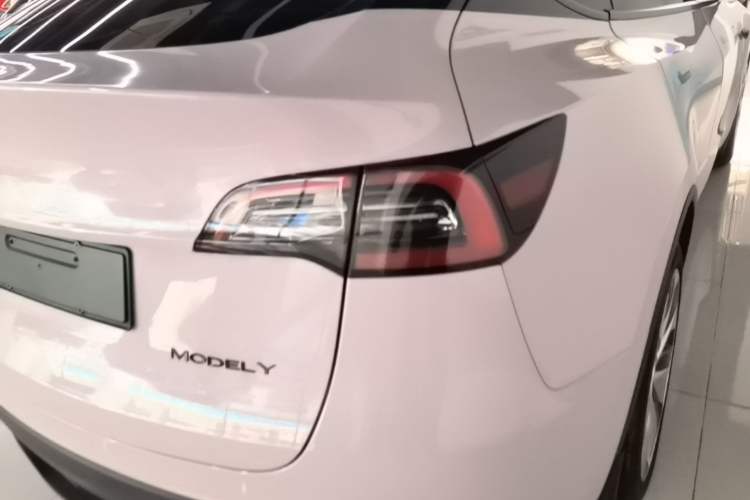 Used Tesla Model Y 2021 Standard Range Rear-Wheel Drive Version Right Rear Taillight