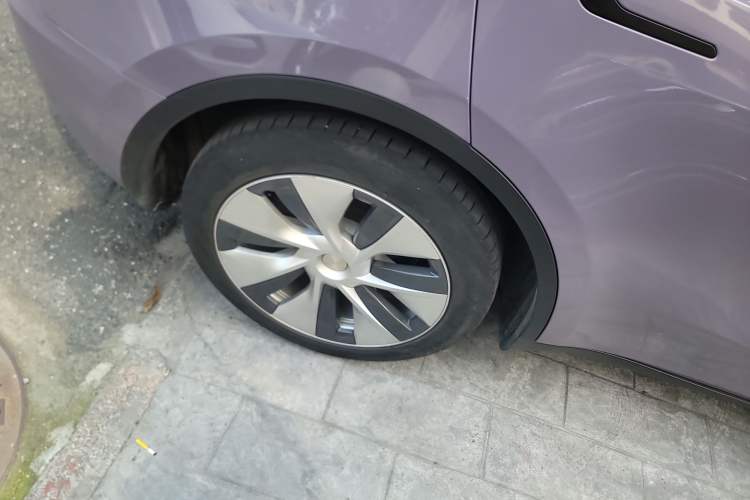 Used Tesla Model Y 2021 Standard Range Rear-Wheel Drive Version Right Rear Wheel Hub
