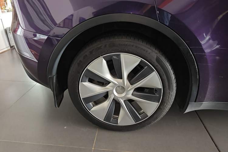 Used Tesla Model Y 2021 Standard Range Rear-Wheel Drive Version Right Rear Wheel Hub