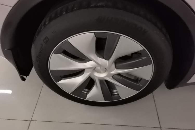 Used Tesla Model Y 2021 Standard Range Rear-Wheel Drive Version Right Rear Wheel Hub