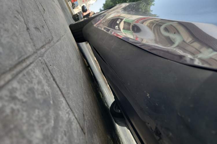 Used Tesla Model Y 2021 Standard Range Rear-Wheel Drive Version Right Side Sill