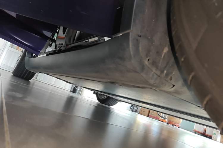 Used Tesla Model Y 2021 Standard Range Rear-Wheel Drive Version Right Side Sill