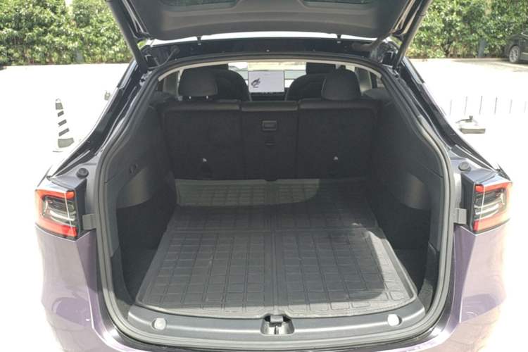 Used Tesla Model Y 2021 Standard Range Rear-Wheel Drive Version Trunk