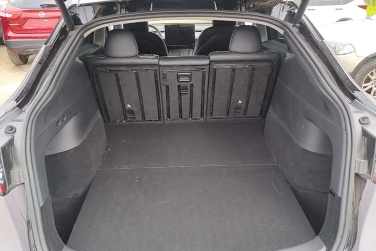 Used Tesla Model Y 2021 Standard Range Rear-Wheel Drive Version Trunk