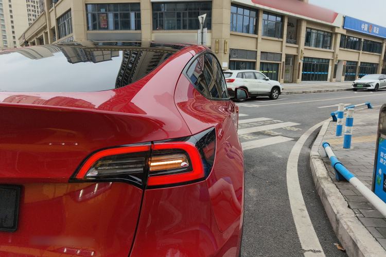 Used Tesla Model Y 2021 Long-Range All-Wheel-Drive Version 3D7 Exterior 6